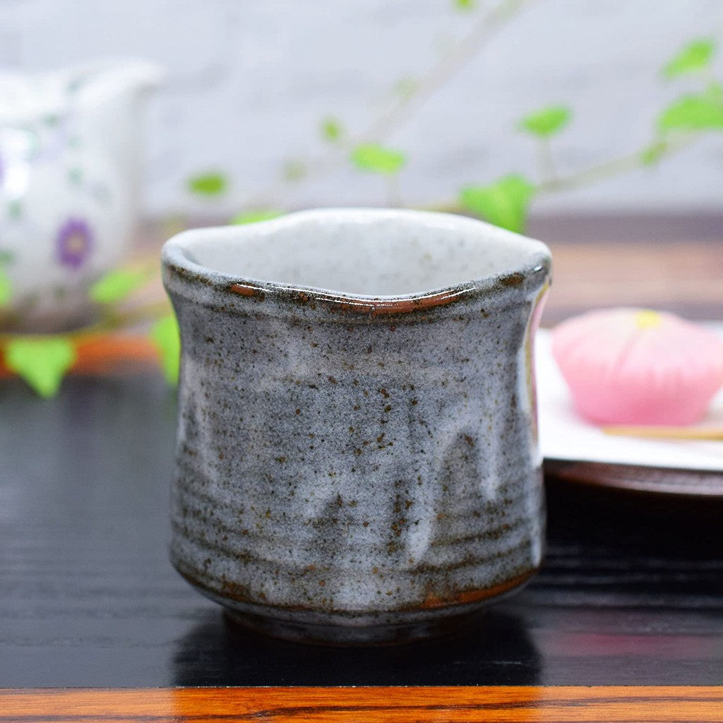【made in japan】
Stylish Yunomi (tea cup) - Kutani ware, featuring camellia and Japanese bush warbler design, ceramic, brand, Japanese tableware, made in Japan.
