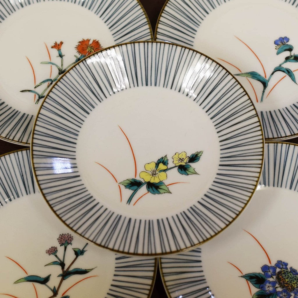 Waza no Kura Stylish Plate Set - Kutani Ware Medium Plates (Set of 5) with Five Grass Flowers Design - High-Quality Ceramic Tableware - Japanese Tableware - Side Plates - Made in Japan - Perfect for Wedding Gifts and Presents.