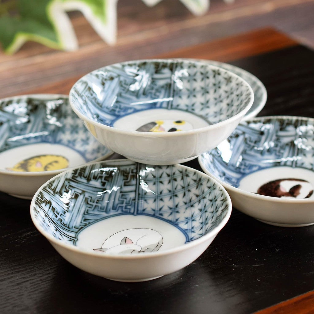 【made in japan】Waza no Kura Stylish Kutani Ware Tableware Set of 5 Small Bowls with Sleeping Cat Design, Luxury Japanese Ceramics, Perfect for Wedding Gifts, Celebrations, and Everyday Use.