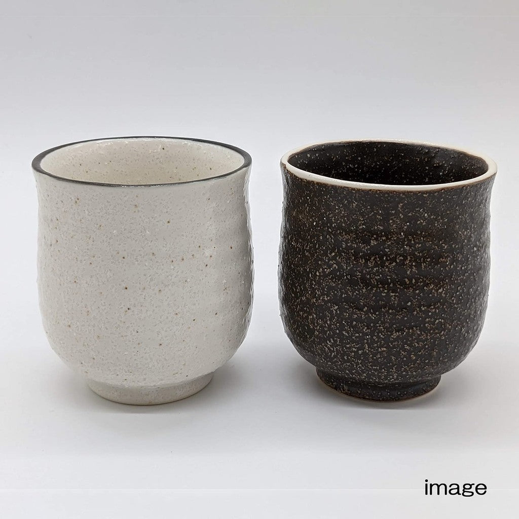【made in japan】
Utsuwa Roan Mino Ware Tea Cup, Approximately 230ml, White Karatsu with Black Rim, Made in Japan, Item No. 520-0192. Perfect for tea lovers seeking authentic Japanese craftsmanship!