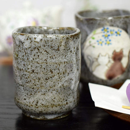 【made in japan】
Pair of stylish Yunomi (tea cups) - Kutani ware - Couple's Yunomi - Sunlit Yunomi tea bowls - Ceramic brand - Japanese tableware - Made in Japan.