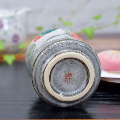 【made in japan】
Stylish Yunomi (tea cup) - Kutani ware, featuring camellia and Japanese bush warbler design, ceramic, brand, Japanese tableware, made in Japan.