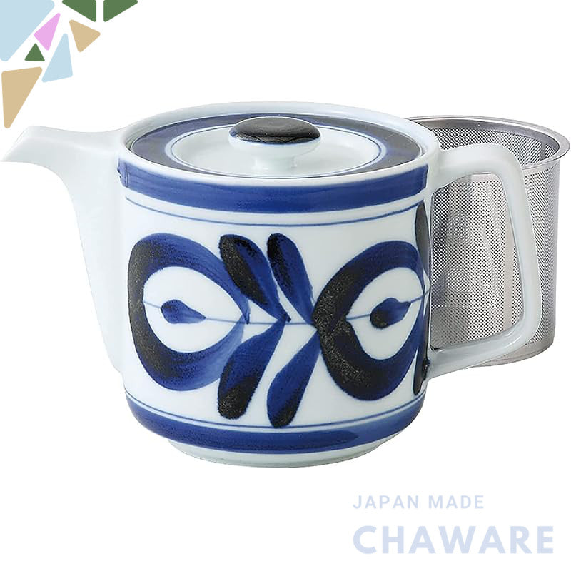 This is a charming Hasami porcelain teapot with a Nordic-style design featuring a floral pattern. It has a diameter of 1