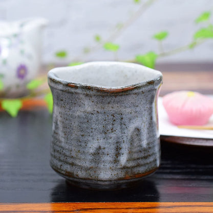 【made in japan】
Stylish Yunomi (tea cup) - Kutani ware, featuring camellia and Japanese bush warbler design, ceramic, brand, Japanese tableware, made in Japan.