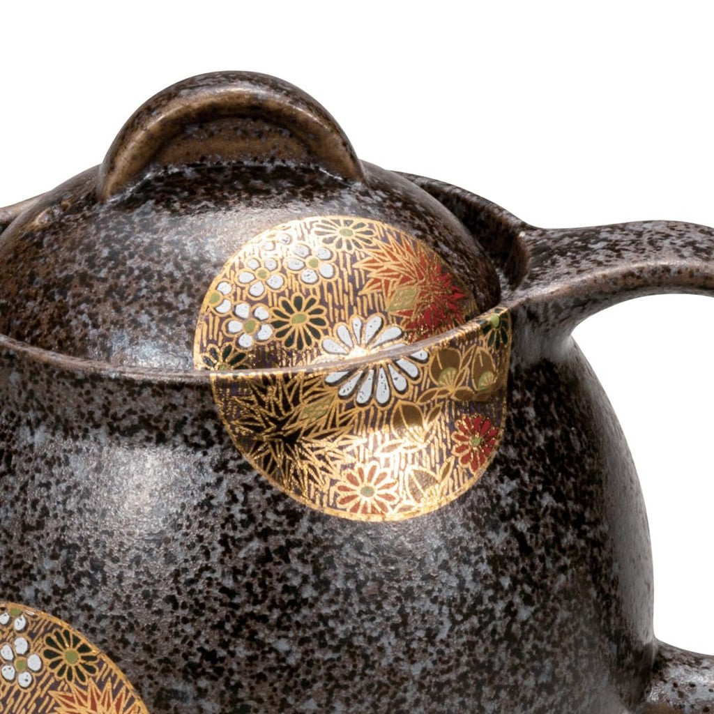 【made in japan】
Kutani Ware Iwataya Floral Teapot K8-539 – Elegant and Functional Japanese Teapot for Tea Lovers, Perfect for Serving and Display in Your Collection.