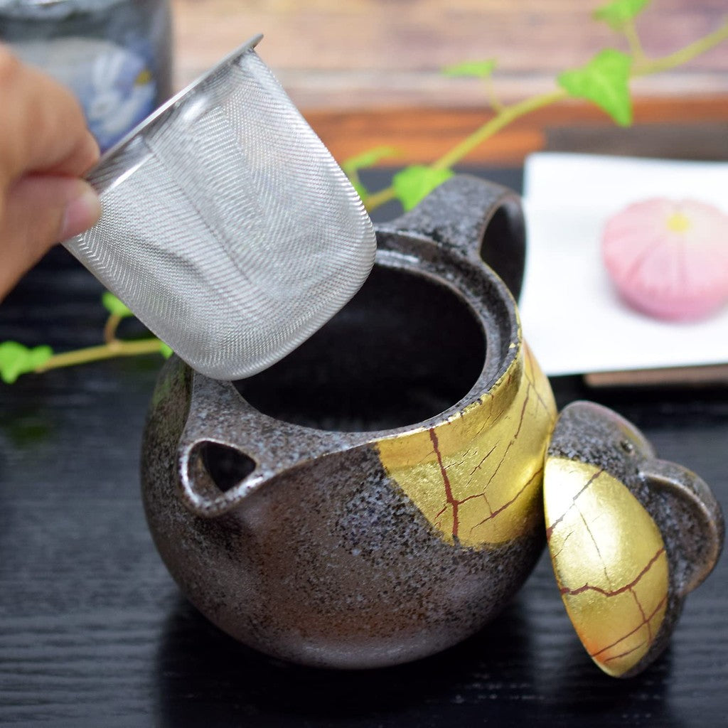 【made in japan】
Stylish Japanese Ceramic Teapot with Gold Leaf Design, Kutsunai Ware Kyushu Yaki, Includes Tea Strainer, High-End Tableware, Perfect Gift for Birthdays, Made in Japan.