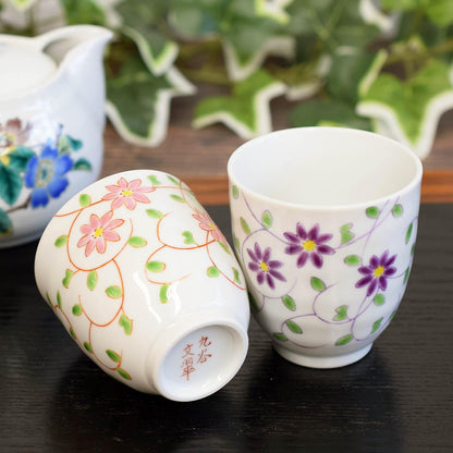 【made in japan】
Waza No Kura Elegant Pair of Japanese Kutani Tea Cups for Couples, Featuring Floral and Arabesque Patterns, High-Quality Ceramic, Authentic Japanese Tableware.