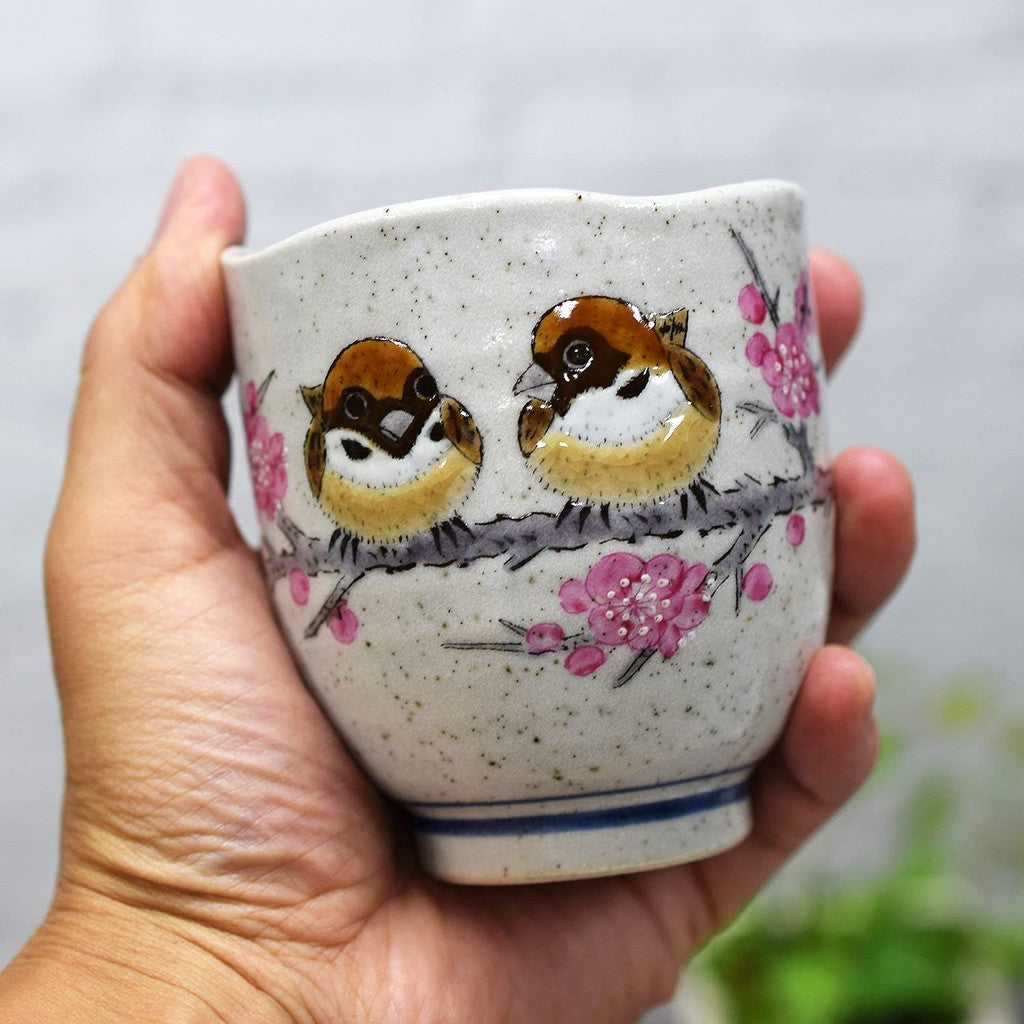 【made in japan】
Stylish Kutani Porcelain Teacup with Sparrow Design by Waza no Kura, Handmade Japanese Tableware. Perfect Gift for Birthdays, Milestone Celebrations, and Special Occasions.