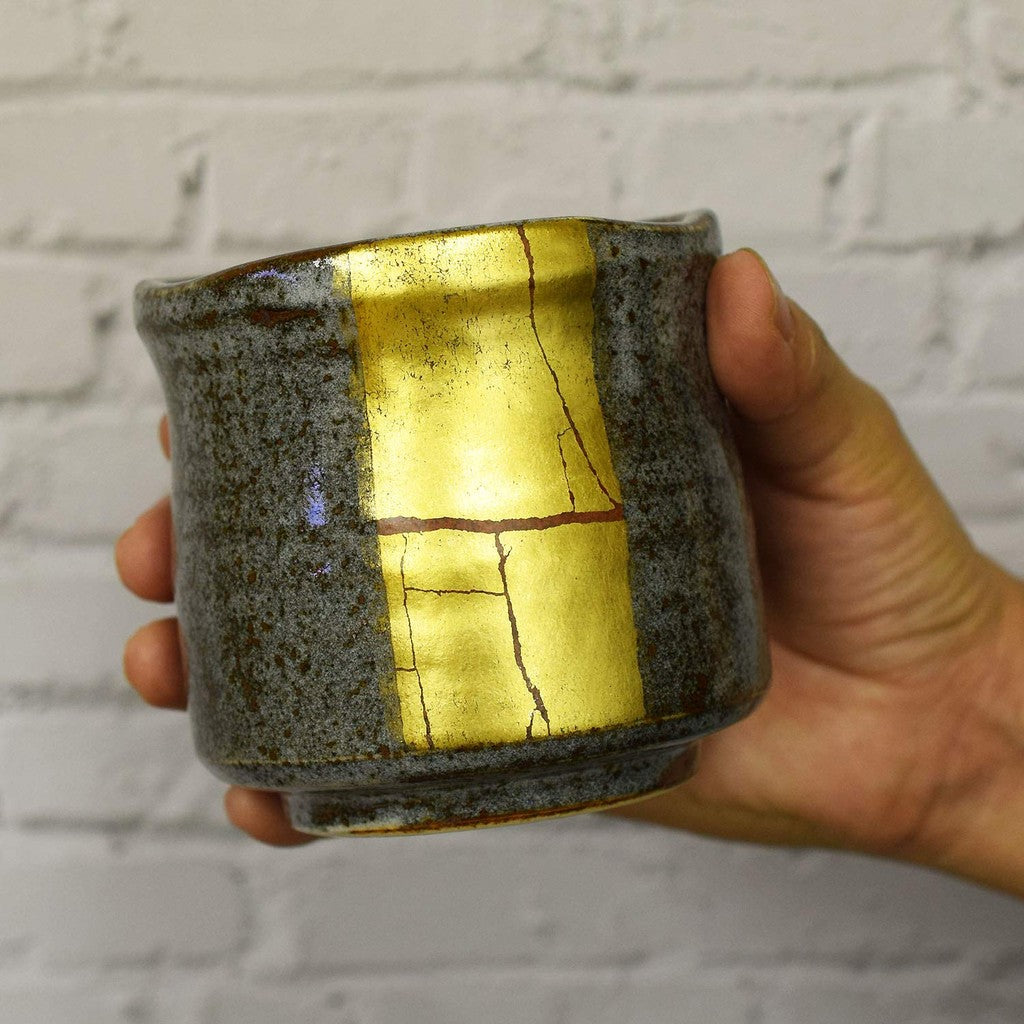 【made in japan】
Stylish Kutani Ware Large Teacup with Gold Leaf Line, Japanese Ceramic Tea Bowl, Perfect as Birthday Gifts, Celebrations for Milestones, Brand Name Tableware, Made in Japan