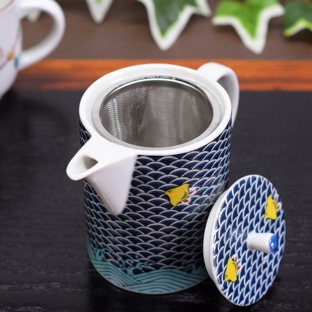 【made in japan】
Stylish Kutani Teapot with Chidori Design - Premium Ceramic Tea Pot with Strainer, High-Quality Japanese Brand Tableware, Made in Japan, Perfect for Tea Lovers.