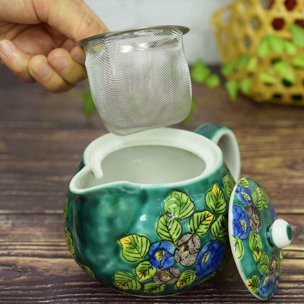 【made in japan】
Elegant Kyusu Teapot - Kutani Ware Green Camellia Design, Japanese Ceramic Pot with Tea Strainer, Brand Dishware, Made in Japan. Perfect for Tea Lovers!