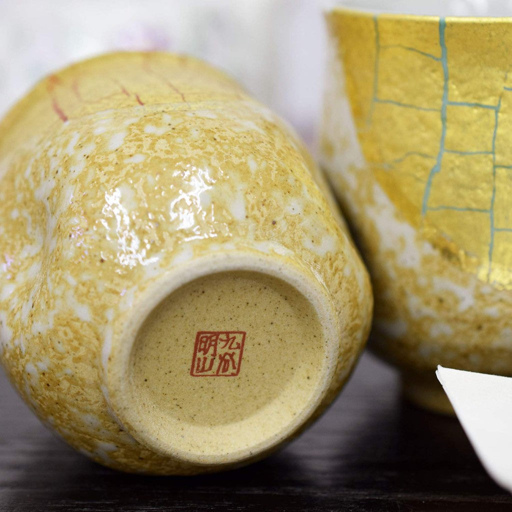 【made in japan】
Stylish Pair of Kutani Ware Tea Cups - Japanese Ceramic Brand with Gold Leaf Decoration, Perfect for Couples' Wedding Anniversary, Celebrating Milestone Birthdays, or Gift Giving. Made in Japan.