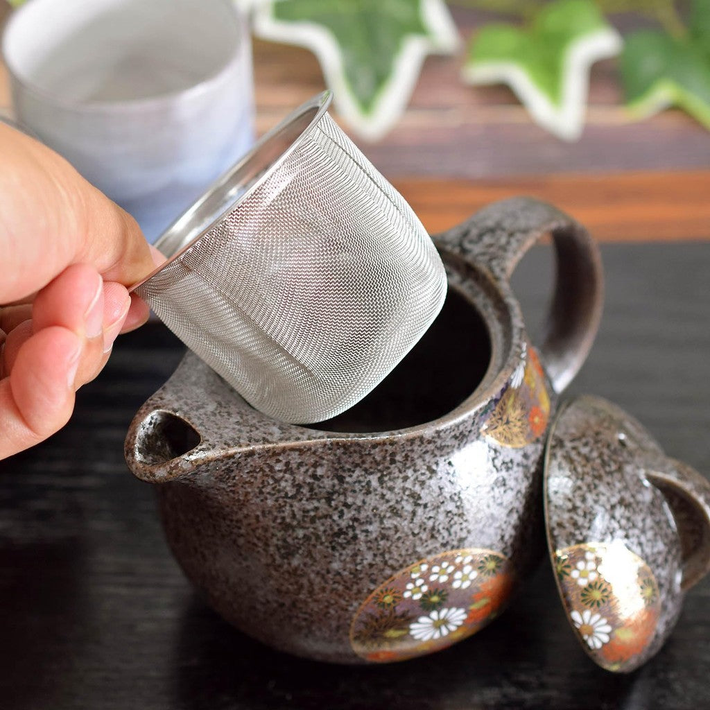 【made in japan】
Stylish Kyushu Teapot with Gold Flower Design, Made in Japan, Kutani Ware, Elegant Tableware, Includes Tea Infuser, Authentic Japanese Ceramics for Tea Lovers.
