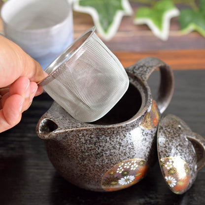 【made in japan】
Stylish Kyushu Teapot with Gold Flower Design, Made in Japan, Kutani Ware, Elegant Tableware, Includes Tea Infuser, Authentic Japanese Ceramics for Tea Lovers.