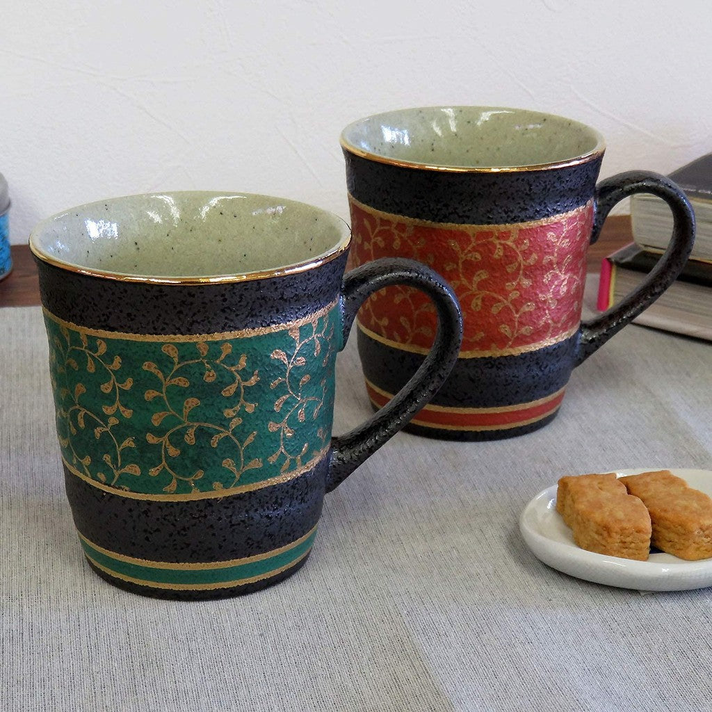 【made in japan】
Kutani Porcelain Pair of Mug Cups with Golden Arabesques – Perfect for Couples, Elegant Design AK5-0886. Ideal for Gift Giving or Personal Use.