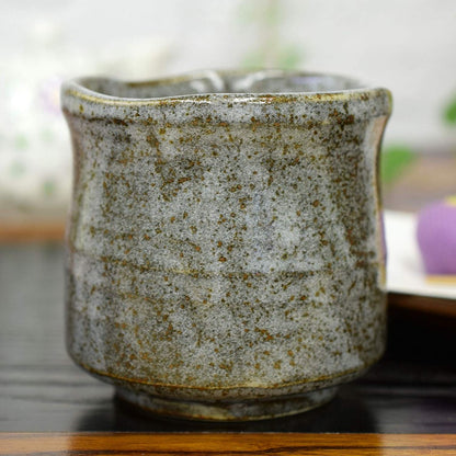 【made in japan】
Stylish Kutani Ware Large Teacup with Gold Leaf Line, Japanese Ceramic Tea Bowl, Perfect as Birthday Gifts, Celebrations for Milestones, Brand Name Tableware, Made in Japan