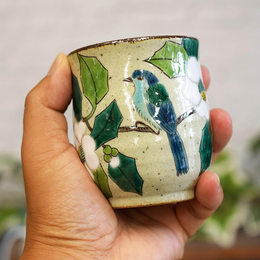 【made in japan】
Stylish Japanese Kutani Tea Cup - Ceramic Yunomi with White Camellia and Bird Design - Premium Tableware - Made in Japan. Perfect for tea lovers and collectors!