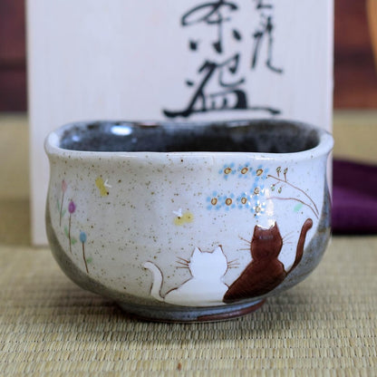 【made in japan】
Stylish Matcha Bowl - Kutani Ceramic, Waza no Kura Collection, High-Quality Japanese Tea Ceremony Tool, Ideal Gift for Birthdays, Milestone Celebrations, and Special Occasions, Made in Japan.