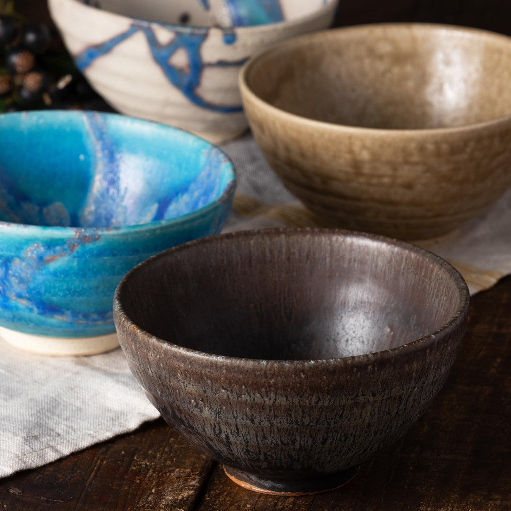 【Made in Japan】Marui Pottery Shigaraki-style Unique Rice Bowl, 11cm Diameter, Black Glaze, Ideal for Serving Rice, Model MR-3-4534