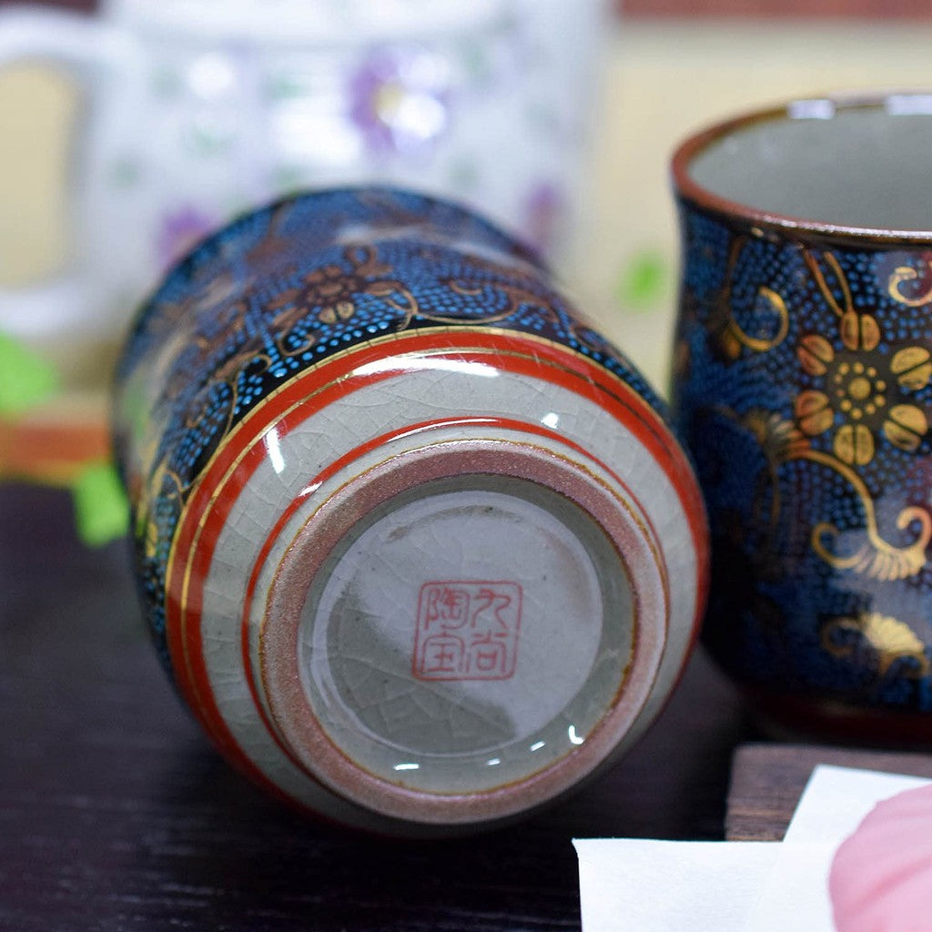 【made in japan】
Stylish Pair of Japanese Kutani Ware Tea Cups - Waza no Kura Blue Granule Design, Perfect for Couples, Ideal Gift for Anniversaries, Milestones, and Special Celebrations, Made in Japan.