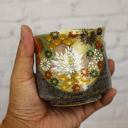【made in japan】
Stylish Japanese Kutani Ware Yunomi Tea Cup with Golden Floral Design - Ceramic Brand - Perfect Gift for Birthdays, Milestone Celebrations, or Any Special Occasion Made in Japan