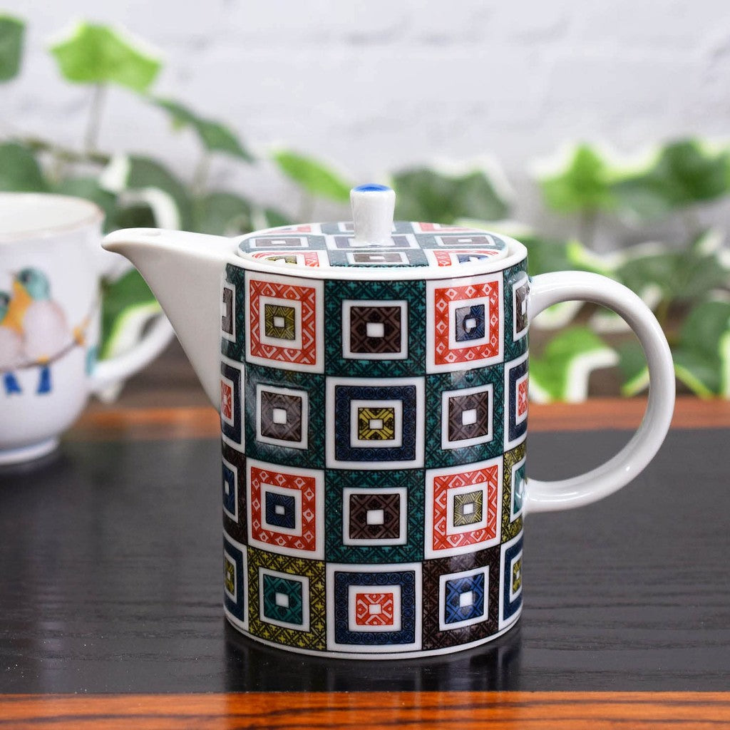 [made in Japan]
Stylish Kutani Porcelain Teapot with Stone Pattern, Premium Japanese Ceramics, Includes Tea Strainer, Perfect for Traditional Japanese Dining.