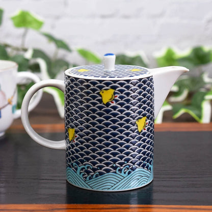 【made in japan】
Stylish Kutani Teapot with Chidori Design - Premium Ceramic Tea Pot with Strainer, High-Quality Japanese Brand Tableware, Made in Japan, Perfect for Tea Lovers.