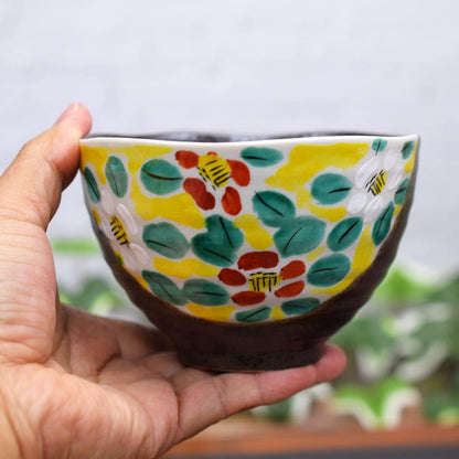 【made in japan】
Stylish Kutani Porcelain Rice Bowl by Waza no Kura - Elegant Flower Pattern Tea Bowl, Premium Japanese Tableware for Birthday, Kanreki, and Koki Celebrations, Perfect Gift for Jubilees, Made in Japan.