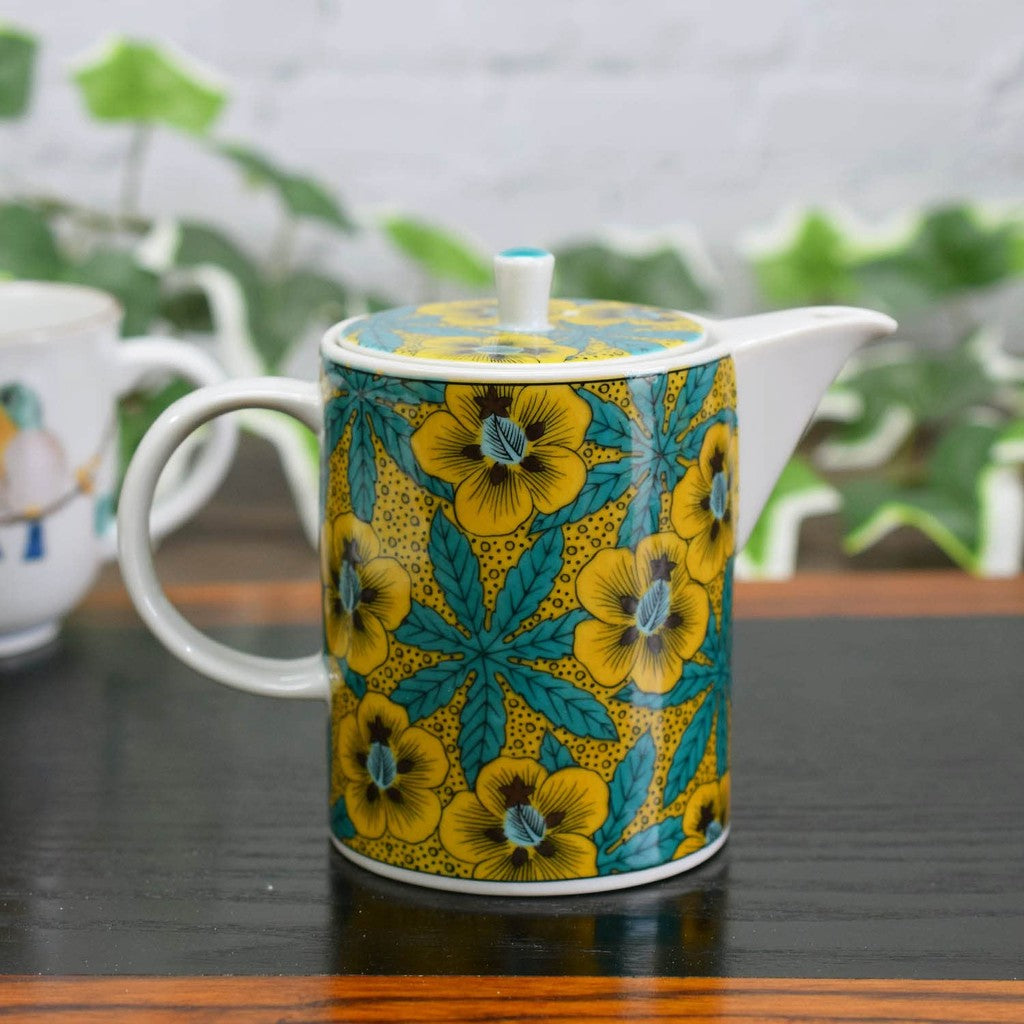 【made in japan】
Stylish Kużyaki Teapot from Waza no Kura, Aoi Design, Premium Quality Ceramic, Japanese Tableware, Comes with Tea Strainer, Made in Japan, Elegant Brand.