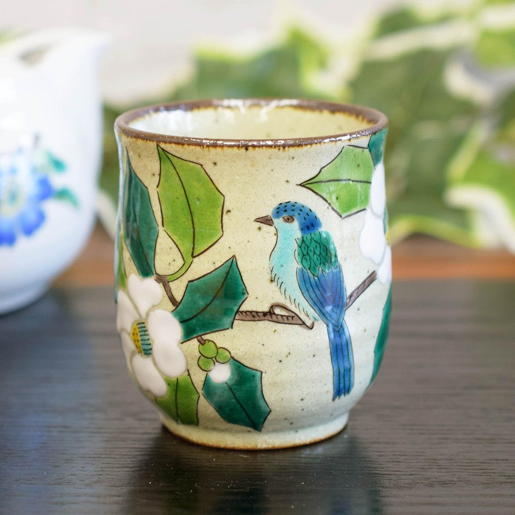 【made in japan】
Stylish Japanese Kutani Tea Cup - Ceramic Yunomi with White Camellia and Bird Design - Premium Tableware - Made in Japan. Perfect for tea lovers and collectors!
