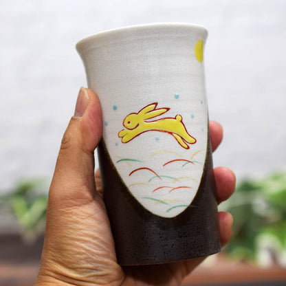【made in japan】
Elegant Japanese Beer Glass made from Kutani Porcelain, featuring a stylish Hare design. Premium quality tableware, perfect for enjoying drinks. Authentic Japanese craftsmanship.