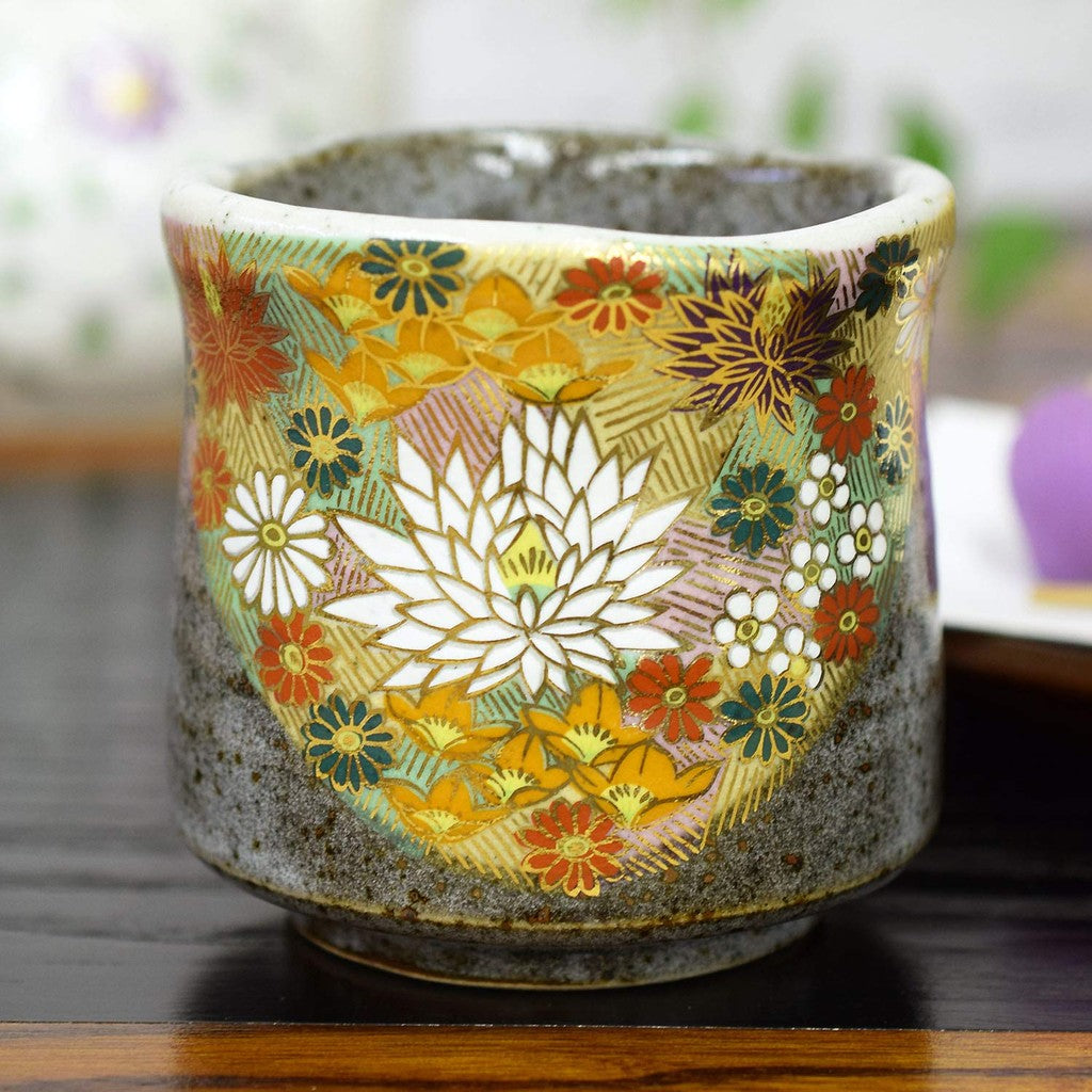 【made in japan】
Stylish Japanese Kutani Ware Yunomi Tea Cup with Golden Floral Design - Ceramic Brand - Perfect Gift for Birthdays, Milestone Celebrations, or Any Special Occasion Made in Japan