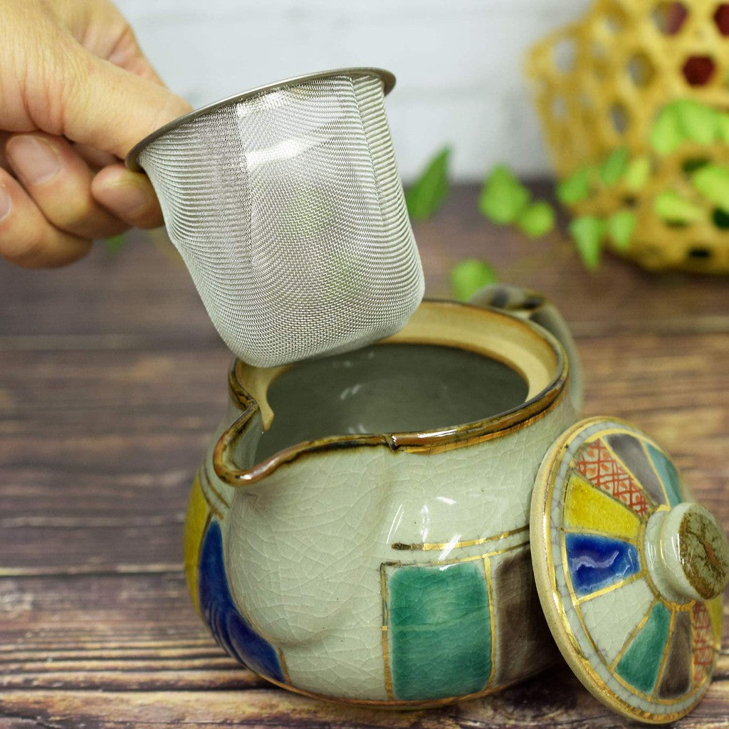 【made in japan】
Stylish Japanese Kyusu Teapot from Kutani Ware, Ceramic Pot with Paper Balloon Design, Includes Tea Strainer, Made in Japan, Perfect for Serving Traditional Tea.