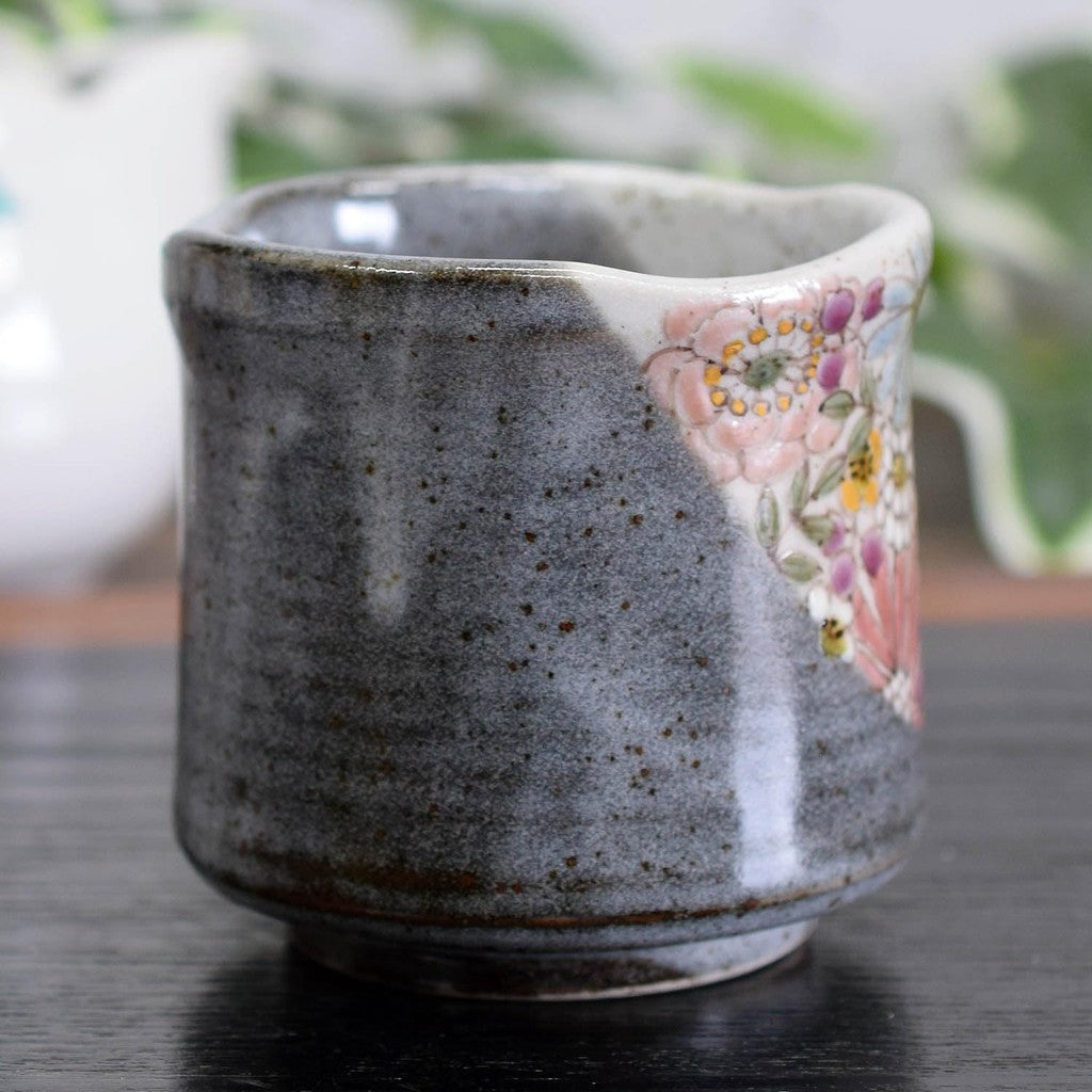 【made in japan】
Stylish Kutani Ware Red Teacup by Waza no Kura - Japanese Ceramic Tableware, Perfect Gift for Birthdays and Traditional Celebrations (60th, 70th, 77th, 80th, 88th)