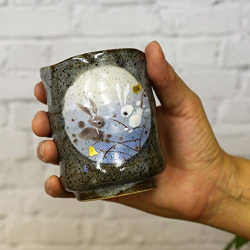 【made in japan】
Stylish Pair of Kutani Ware Tea Cups - 'Tsuki Usagi' Design. Elegant Ceramic Mugs for Couples - Traditional Japanese Tableware, Perfect for Tea Lovers.