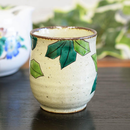 【made in japan】
Stylish Japanese Kutani Tea Cup - Ceramic Yunomi with White Camellia and Bird Design - Premium Tableware - Made in Japan. Perfect for tea lovers and collectors!