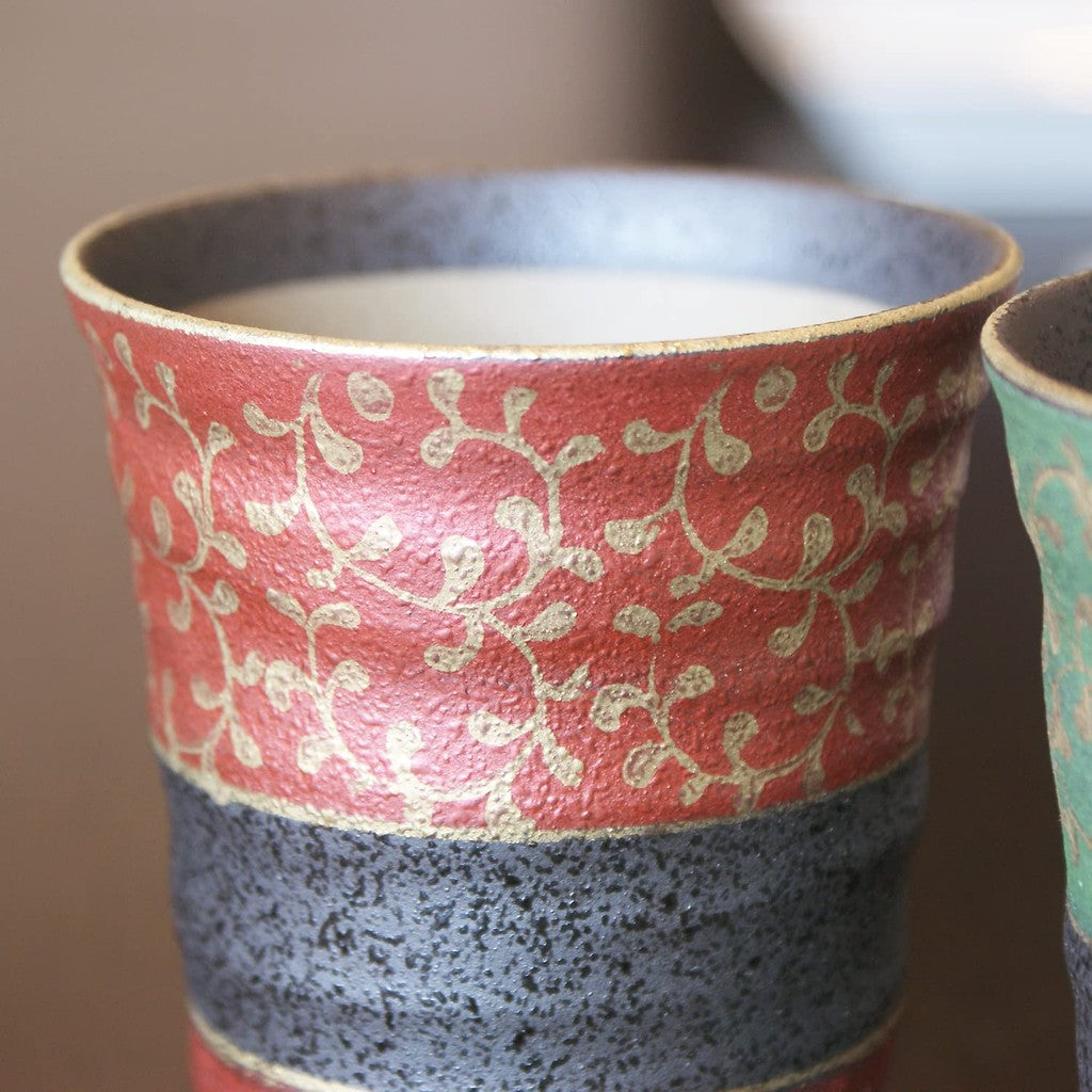 【made in japan】
Waza no Kura Kutani Porcelain Pair Beer Glasses with Gold Arabesque Design - Perfect for Wedding Gifts, Celebrations, and Luxurious Presents.