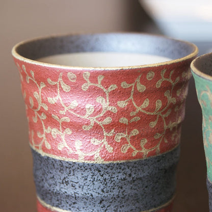【made in japan】
Waza no Kura Kutani Porcelain Pair Beer Glasses with Gold Arabesque Design - Perfect for Wedding Gifts, Celebrations, and Luxurious Presents.