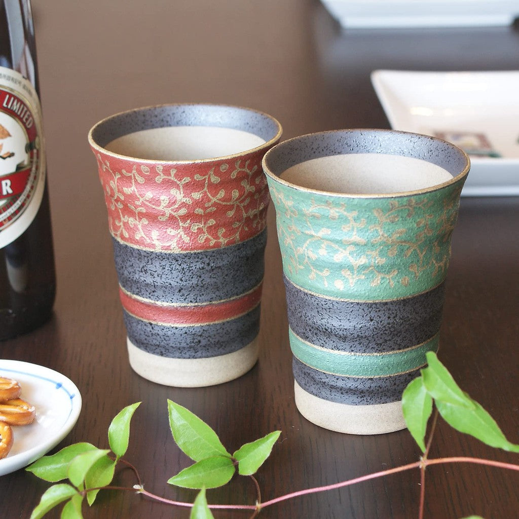 【made in japan】
Waza no Kura Kutani Porcelain Pair Beer Glasses with Gold Arabesque Design - Perfect for Wedding Gifts, Celebrations, and Luxurious Presents.