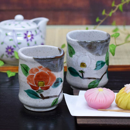【made in japan】
Waza no Kura Stylish Pair of Kutani Ware Tea Cups - Japanese Ceramic Teacups with Red and White Camellia Design, Ideal for Weddings, Anniversaries, or Celebrations like Kanreki and Koki. Perfect Gift for Special Occasions!
