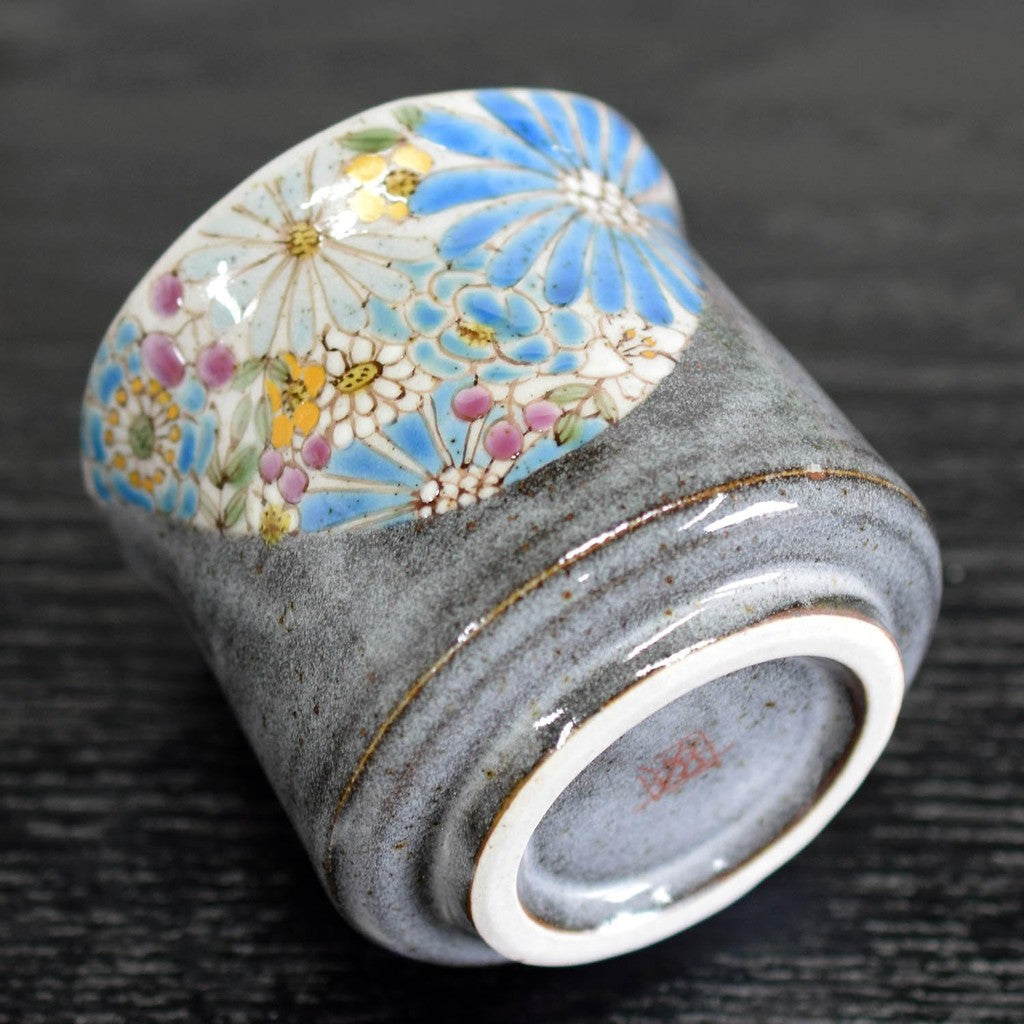 【made in japan】
Stylish Kutani Ware Yu-chan Cup, Azure Design, Elegant Japanese Ceramics, Perfect for Tea, Ideal Gift for Birthdays, Seventieth Birthdays, and Other Celebrations, Authentic Japanese Tableware, Crafted with Quality.