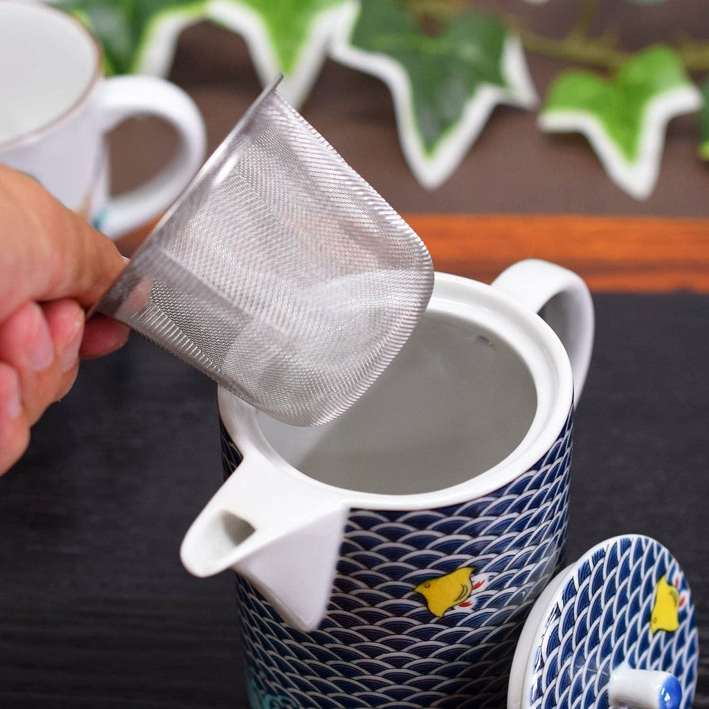 【made in japan】
Stylish Kutani Teapot with Chidori Design - Premium Ceramic Tea Pot with Strainer, High-Quality Japanese Brand Tableware, Made in Japan, Perfect for Tea Lovers.