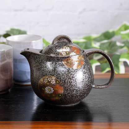【made in japan】
Stylish Kyushu Teapot with Gold Flower Design, Made in Japan, Kutani Ware, Elegant Tableware, Includes Tea Infuser, Authentic Japanese Ceramics for Tea Lovers.
