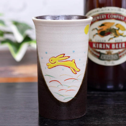 【made in japan】
Elegant Japanese Beer Glass made from Kutani Porcelain, featuring a stylish Hare design. Premium quality tableware, perfect for enjoying drinks. Authentic Japanese craftsmanship.