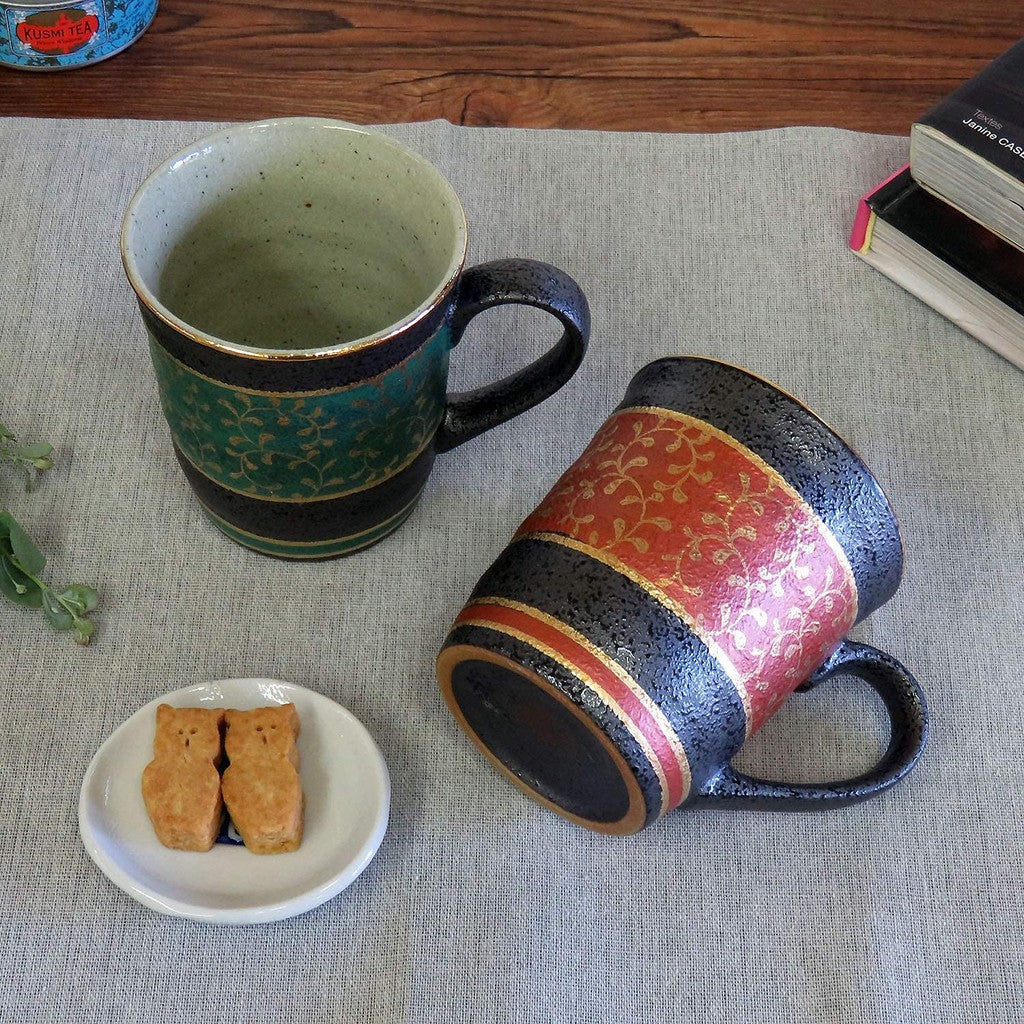 【made in japan】
Kutani Porcelain Pair of Mug Cups with Golden Arabesques – Perfect for Couples, Elegant Design AK5-0886. Ideal for Gift Giving or Personal Use.