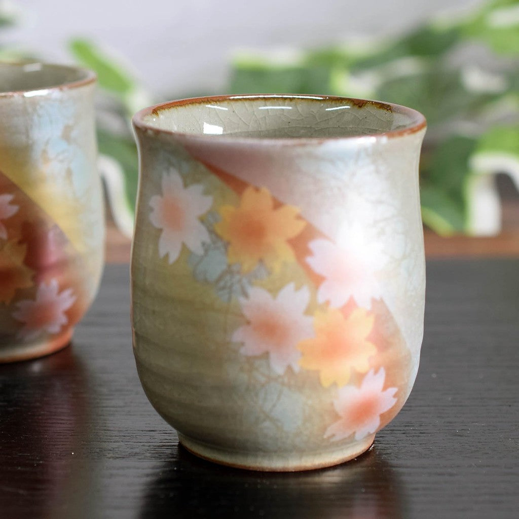 【made in japan】Stylish Japanese Kutani Ware Pair of Yunomi Tea Cups, Beautiful Sunlight Floral Design, Ideal for Couples, Authentic Japanese Tableware, Made in Japan, Perfect for Enjoying Tea.