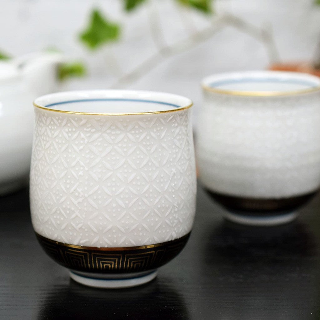 【made in japan】
Stylish Pair of Kutani-yaki Tea Cups by Wazano Kura, Elegant White Seven Treasures Design, Perfect for Wedding Anniversaries and Celebrating Milestones like 60th, 70th, 75th, and 88th Birthdays. Ideal Japanese Pottery Gift.