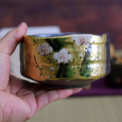 【made in japan】
Elegant Matcha Bowl - Kutani Porcelain with Gold Foil Plum Blossom, High-Quality Japanese Tea Ceremony Utensil. Perfect Gift for Birthdays, 60th, 70th, 77th, and 88th Celebrations.