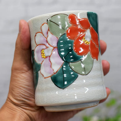 【made in japan】
Stylish Japanese Yunomi Tea Cup – Kutani Ware, Large Size with Red and White Camellia Design. Perfect for Birthdays, Family Celebrations, and Gift Giving. Handmade in Japan, Ideal for Traditional Dining and Collectors.