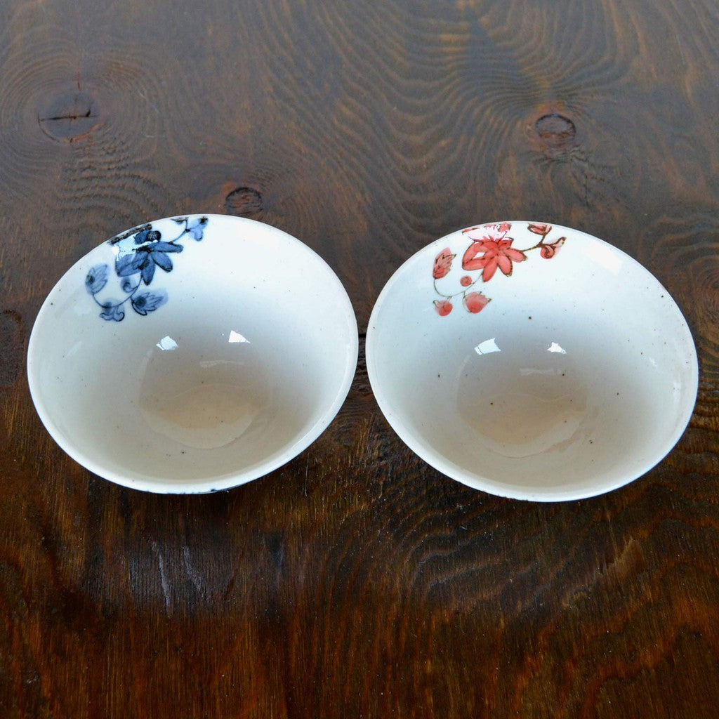 【made in japan】
Japanese Traditional Couple Rice Bowls Set with Elegant Gift Box - Arita Ware, Stylish Floral Design, Perfect present for Couples, Made in Japan.